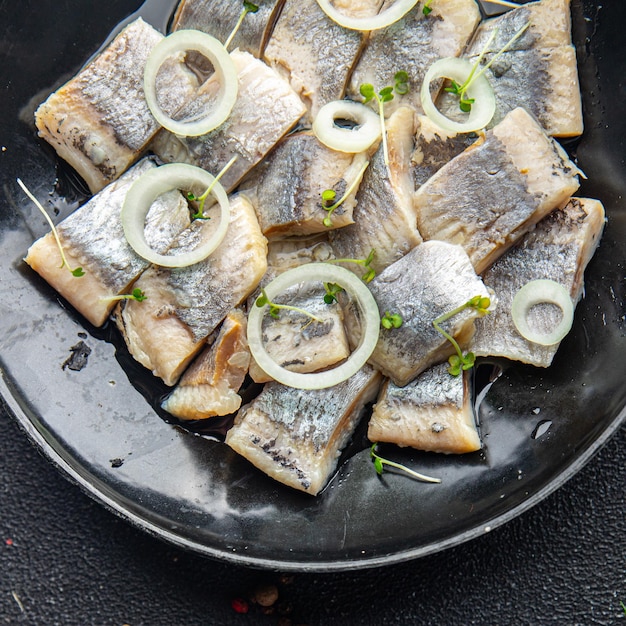 Hering gesalzen Stück Platte Meeresfrüchte Fischmehl Essen Snack auf dem Tisch Kopie Raum Essen