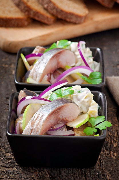 Heringsalat mit Zwiebeln und grünem Apfel