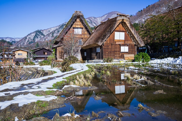 Heritage Wooden Farmhouse mit Wasserreflexion in Japans berühmtem Dorf.