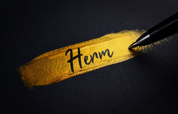 Herm-Handschrift-Text auf goldenem Pinsel-Anschlag