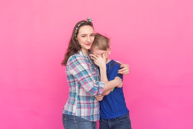 hermana y hermano adolescente en rosa