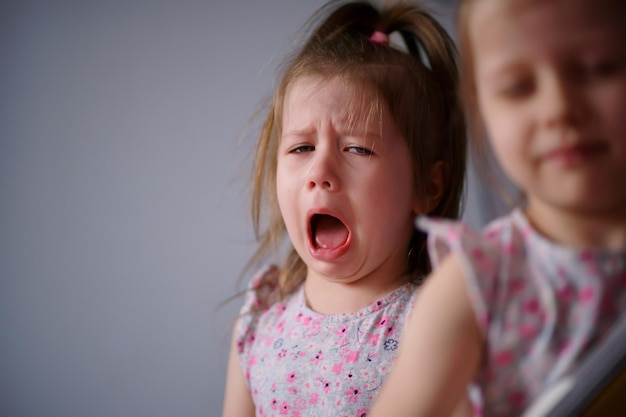 La hermana llora y grita