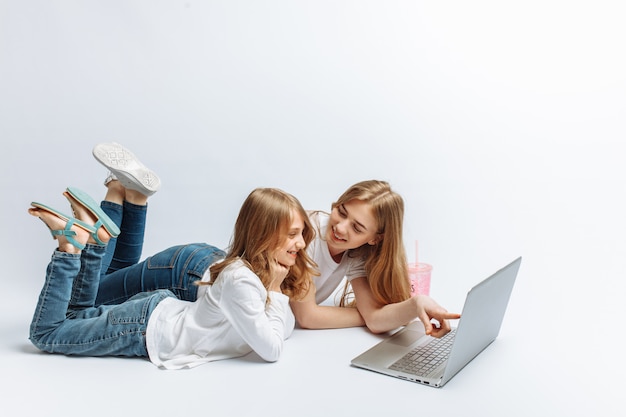 Hermana o mamá mirando películas con su hija, o comprando en línea