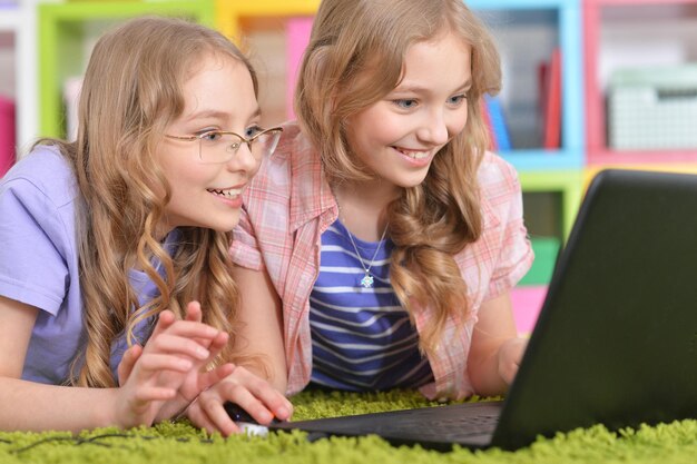 Hermanas adolescentes usando laptop