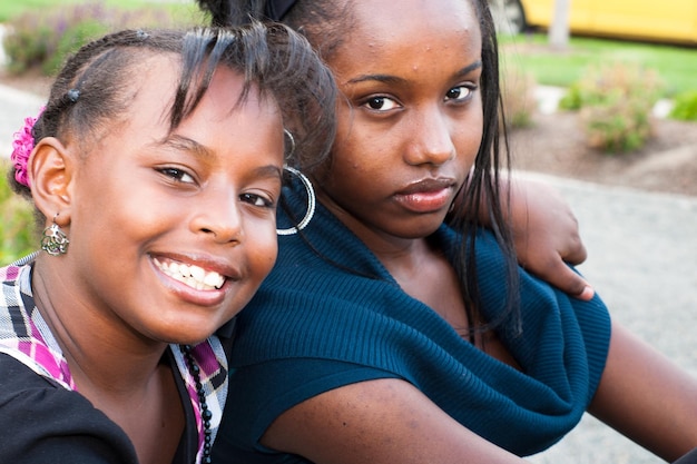 Hermanas afroamericanas en el parque.