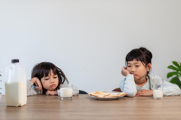 Hermanas cansadas se durmieron durante el desayuno