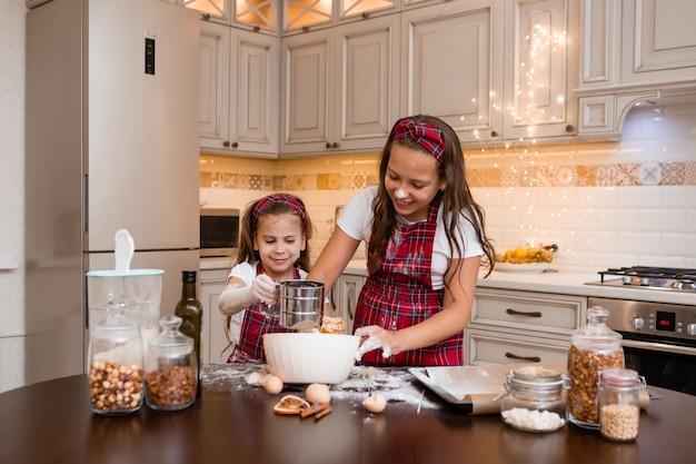 hermanas en casa cocinando juntas