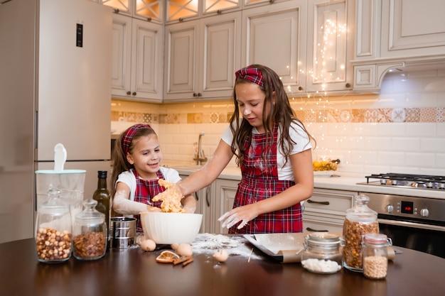 hermanas en casa cocinando juntas