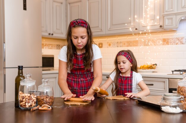 hermanas en casa cocinando juntas