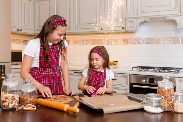 hermanas en casa cocinando juntas