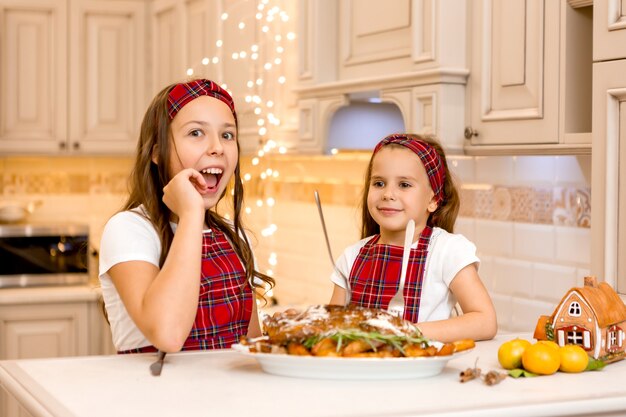 hermanas en casa comiendo