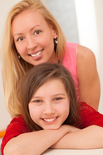 Hermanas caucásicas felices en casa