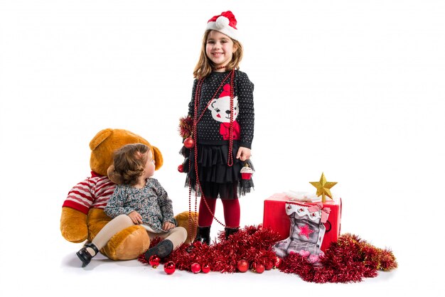 Hermanas con elementos navideños.