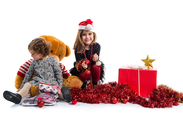 Hermanas con elementos navideños.