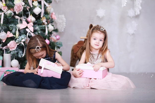 Hermanas felices reunidos en el interior de la casa y celebrando la Navidad juntos