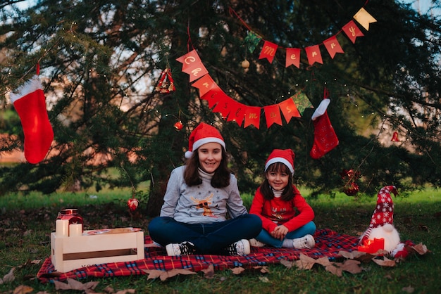 Hermanas felices tomando algunas fotos navideñas