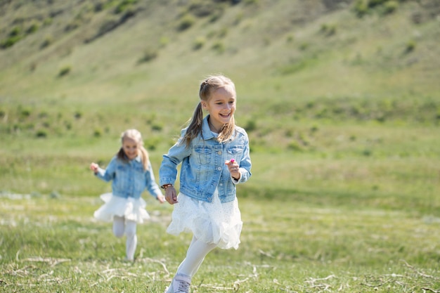 Hermanas gemelas divirtiéndose en el campo