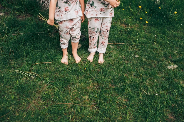 hermanas gemelas en trajes lindos