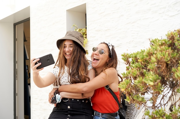 Foto hermanas jóvenes tomando un selfie. concepto de verano, familia ...