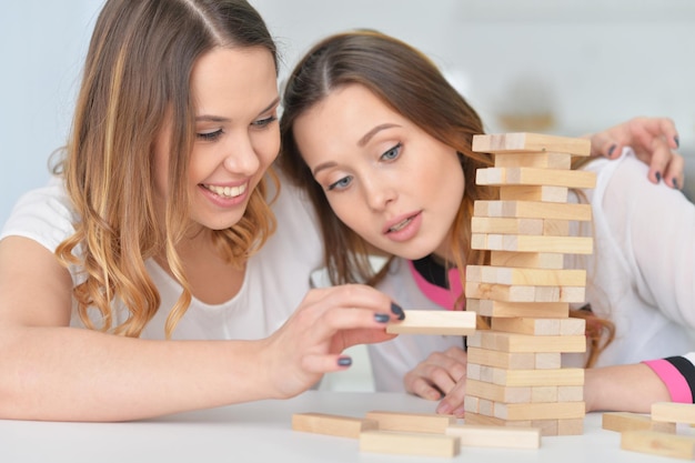 Hermanas jugando con bloques de madera