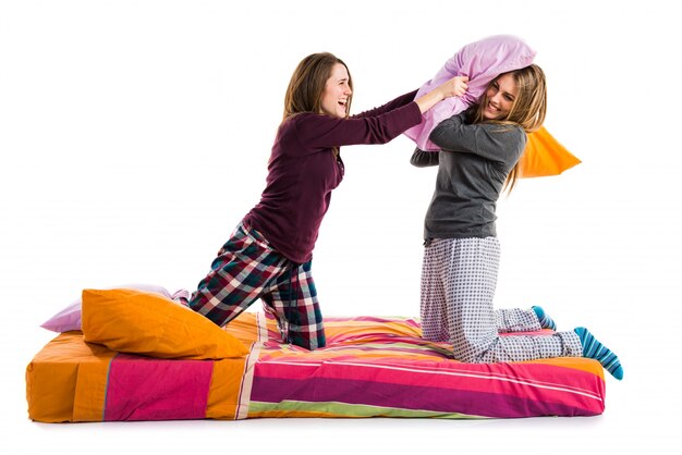 Hermanas jugando en la cama