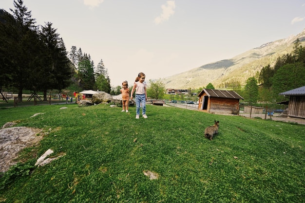 Hermanas jugando con conejos en Untertauern wildpark Austria