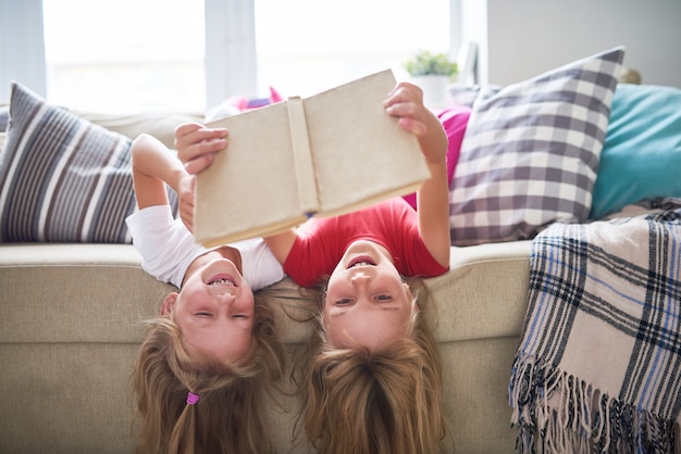 Hermanas leyendo el libro al revés