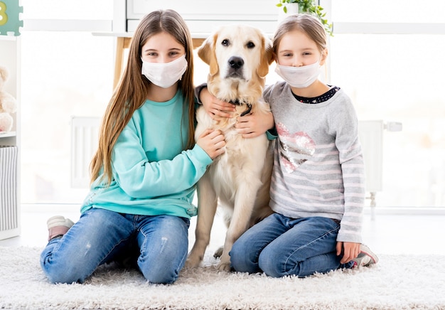 Hermanas lindas en máscaras médicas