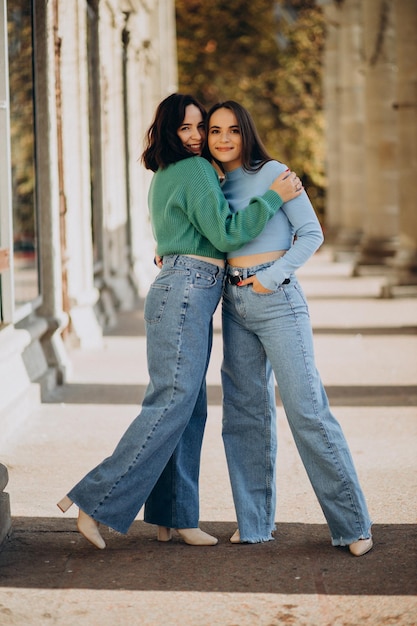 Hermanas niñas abrazándose en la foto