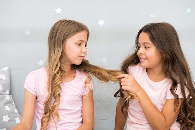 Las hermanas de las niñas pasan un rato agradable comunicándose en el dormitorio. Beneficios tener hermana. Increíbles ventajas de tener hermana. Las hermanas mayores o menores son un factor importante para que los hermanos tengan emociones más positivas.