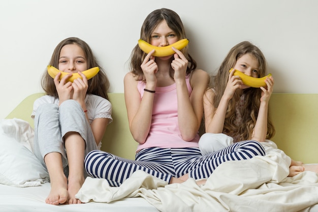 Hermanas de niños en pijama juegan