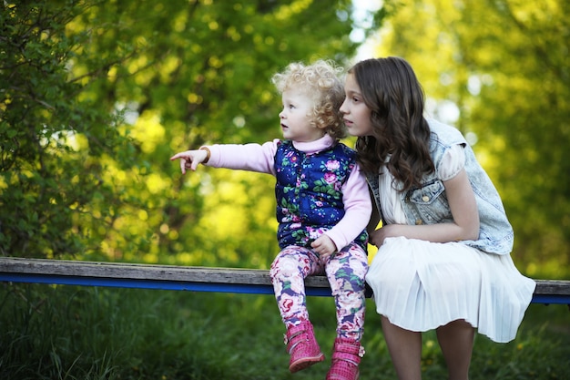 Hermanas en el parque en la tarde de un día soleado en la primavera