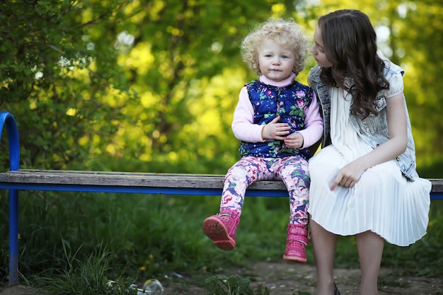 Hermanas en el parque en la tarde de un día soleado en la primavera