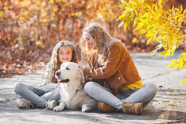 Hermanas y perro en el parque