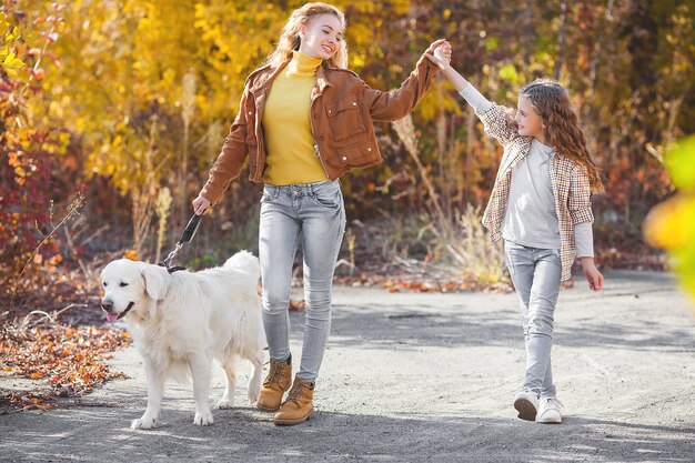 Hermanas y perro en el parque