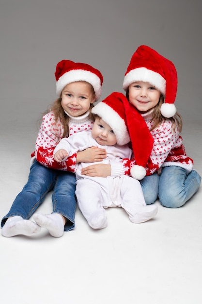 Hermanas riendo con hermanito en Navidad