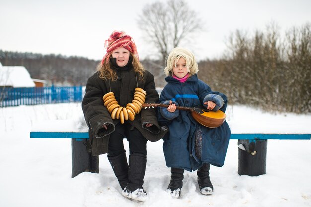 Hermanas sentadas en un banco con balalaika