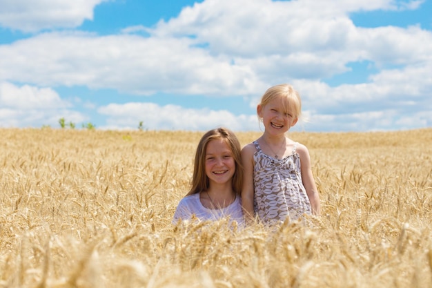 Hermanas sonrientes en el campo