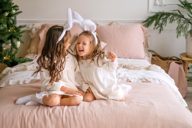 Hermanas con tocado de orejas de conejo y camisones