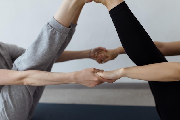 Hermanas yogui deportivas haciendo par de entrenamiento físico yoga