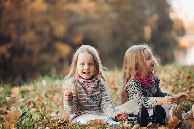 Hermanitas alegres se regocijan entre sí y se ríen