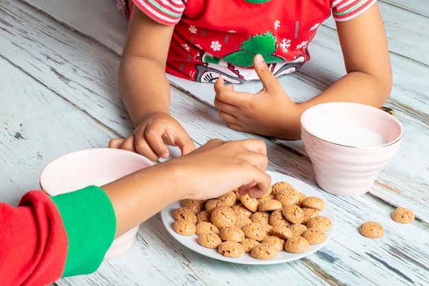 Hermanitas comiendo galletas con leche el día de Navidad