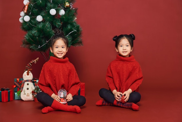 Hermanitas gemelas celebran las fiestas navideñas