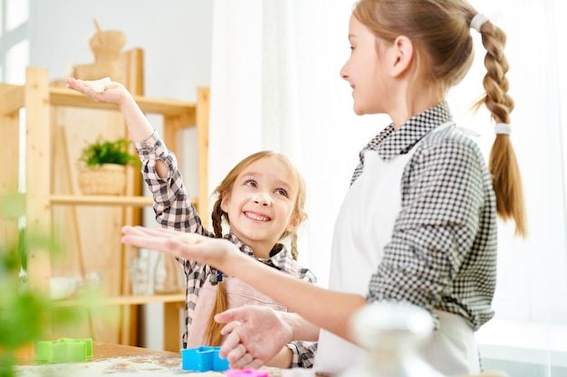 Hermanitas preparando galletas