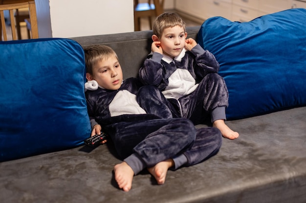 Los hermanitos en kigurumi viendo tv en casa