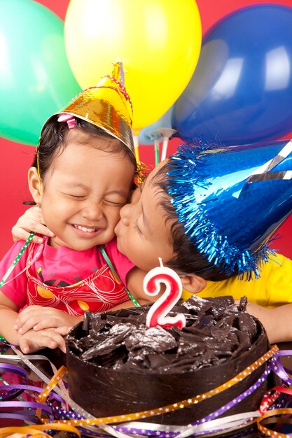 Foto el hermano besa a su hermana en su cumpleaños.