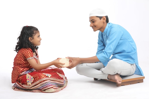 El hermano le da un regalo a la hermana en el festival raksha bandhan