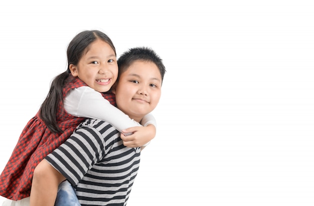 Hermano dando caballito a hermana aislada en blanco