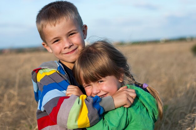 hermano y hermana abrazando