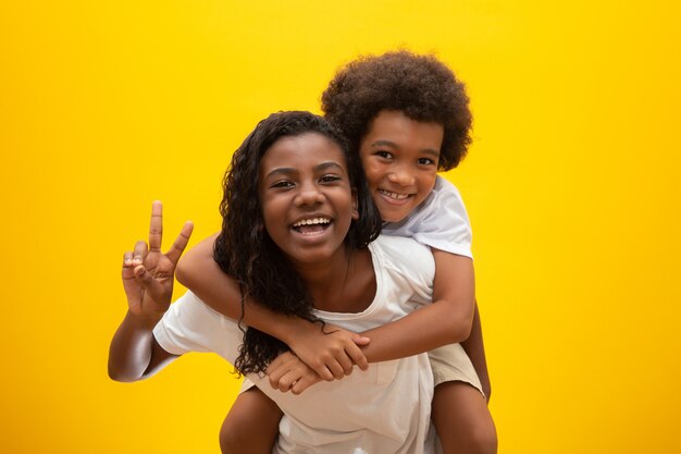 Hermano y hermana africanos. Hermanos de unión. Niños negros sonrientes abrazando.